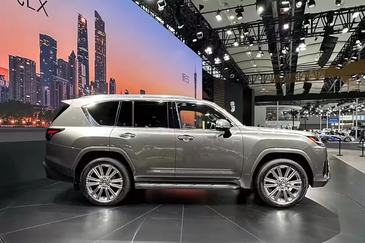 Tại Trung Quốc, giá xe Lexus LX 700h 2025 cho 4 phiên bản bán ra dao động từ 1,25 - 1,55 triệu Nhân dân tệ (khoảng 4,37 - 5,42 tỷ đồng). Trong đó, xe có cả phiên bản Overtrail với thiết kế thể thao và đậm chất off-road hơn. Lexus LX 700h 2025 dành cho thị trường Trung Quốc có thiết kế không khác gì xe ở Mỹ.