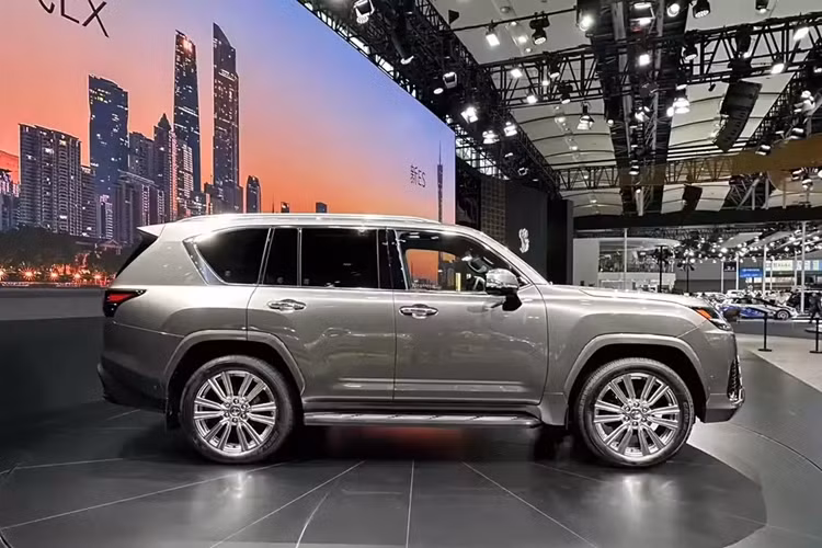 Tại Trung Quốc, giá xe Lexus LX 700h 2025 cho 4 phiên bản bán ra dao động từ 1,25 - 1,55 triệu Nhân dân tệ (khoảng 4,37 - 5,42 tỷ đồng). Trong đó, xe có cả phiên bản Overtrail với thiết kế thể thao và đậm chất off-road hơn. Lexus LX 700h 2025 dành cho thị trường Trung Quốc có thiết kế không khác gì xe ở Mỹ.