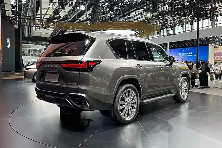 Xe được trang bị lưới tản nhiệt hình con suốt cỡ lớn với những nan nằm ngang, tạo cảm giác bề thế cho khu vực phía trước. Bên cạnh đó là dải đèn LED định vị ban ngày hình zíc zắc sắc sảo. Ở bản thường, mẫu SUV hạng sang cỡ lớn này được trang bị các nan màu bạc trong lưới tản nhiệt và bộ vành hợp kim có đường kính 20 inch hoặc 22 inch.