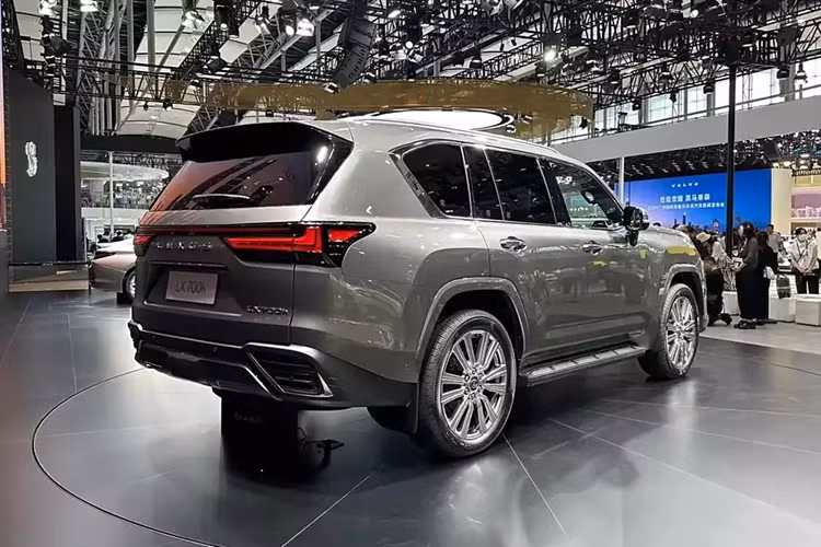 Xe được trang bị lưới tản nhiệt hình con suốt cỡ lớn với những nan nằm ngang, tạo cảm giác bề thế cho khu vực phía trước. Bên cạnh đó là dải đèn LED định vị ban ngày hình zíc zắc sắc sảo. Ở bản thường, mẫu SUV hạng sang cỡ lớn này được trang bị các nan màu bạc trong lưới tản nhiệt và bộ vành hợp kim có đường kính 20 inch hoặc 22 inch.