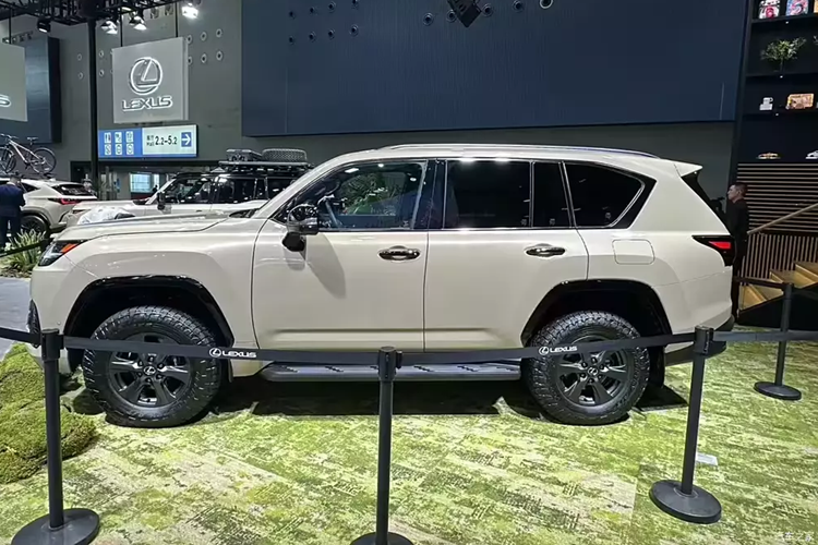 Màu sơn vàng cát Moon Desert và những chi tiết ngoại thất màu đen bóng cũng dành riêng cho phiên bản này. Bên trong xe SUV hạng sang Lexus LX 700h 2025 được trang bị nội thất 7 chỗ với ghế bọc da sang trọng. Trước mặt người lái xuất hiện bảng đồng hồ kỹ thuật số 12,3 inch cải tiến và màn hình cảm ứng trung tâm cỡ lớn.