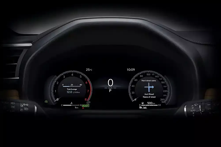 "Trái tim" của Lexus LX 700h 2025 là hệ truyền động hybrid song song, bao gồm máy xăng V6, tăng áp, dung tích 3.5L, kết hợp với mô-tơ điện. Hệ truyền động này tạo ra công suất tổng cộng 463 mã lực và mô-men xoắn cực đại 790 Nm.