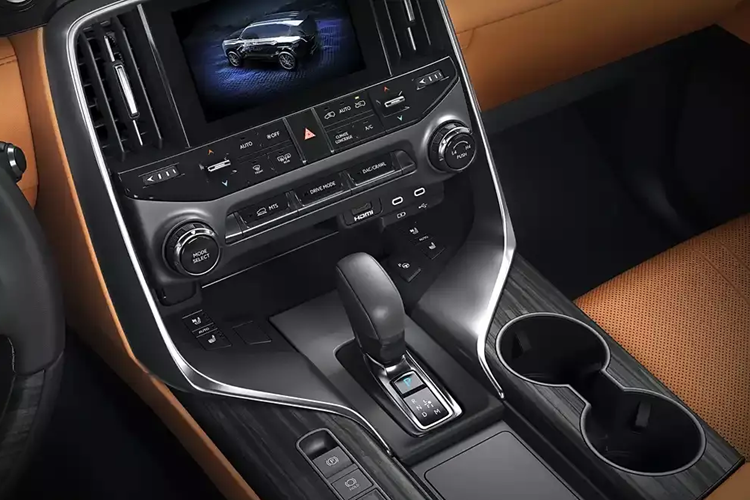 Nằm bên dưới khoang hành lý của Lexus LX 700h 2025 là cụm pin hybrid và ắc quy 12V. Cụm pin này được đặt vào bên trong khay chống thấm nước với cảm biến mực nước, cho phép xe lội nước sâu 700 mm. Bên cạnh đó, mẫu SUV hạng sang này còn được trang bị hộp số tự động 10 cấp và hệ dẫn động 4 bánh toàn thời gian.