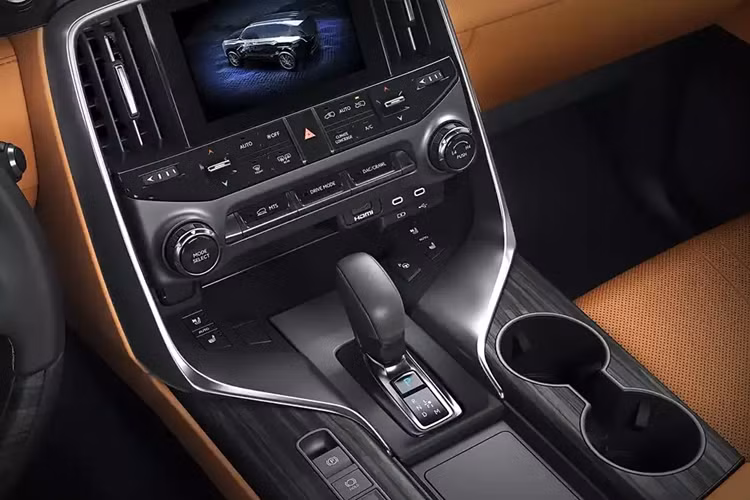 Nằm bên dưới khoang hành lý của Lexus LX 700h 2025 là cụm pin hybrid và ắc quy 12V. Cụm pin này được đặt vào bên trong khay chống thấm nước với cảm biến mực nước, cho phép xe lội nước sâu 700 mm. Bên cạnh đó, mẫu SUV hạng sang này còn được trang bị hộp số tự động 10 cấp và hệ dẫn động 4 bánh toàn thời gian.