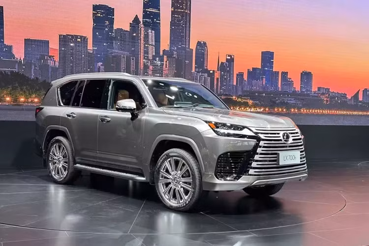 Vào hồi tháng 10/2024, hãng Lexus đã chính thức vén màn phiên bản mới của dòng SUV hạng sang cỡ lớn LX, đó là 700h. Đến triển lãm Ô tô Quảng Châu 2024 hiện đang diễn ra, Lexus LX 700h 2025 mới đã được mang đến trưng bày và giới thiệu với khách hàng Trung Quốc.