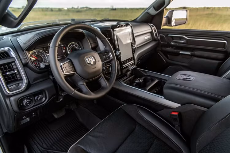 Những điểm nổi bật khác trên xe còn có hệ thống xả Borla với các đầu bằng sợi carbon. Mẫu xe độ cũng được trang bị thêm bộ giảm xóc RideTech và giảm xóc FOX hứa hẹn sẽ giúp hạ thấp trọng tâm của xe cũng như cải thiện khả năng xử lý của xe.