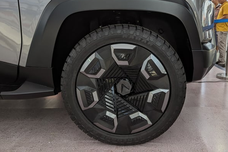 Từng chi tiết trên VF Wild đều góc cạnh va có các mảng khối lớn tạo nên sự cơ bắp, cứng cáp từ đầu xe, vòm bánh, mui, bộ mâm kích thước lớn cho tới phần đuôi và thùng xe. Mẫu xe ý tưởng VF Wild cũng được tích hợp cửa sổ trời toàn cảnh và gương chiếu hậu điện tử giúp cải thiện tính khí động học của xe.