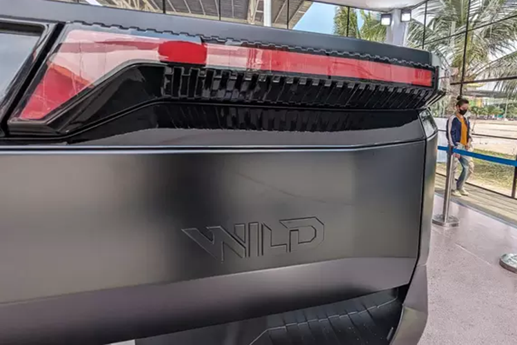Đầu và đuôi VinFast VF Wild với điểm nhấn và thiết kế mang tính nhận diện là dàn đèn Full LED trải rộng. Nhược điểm của những mẫu bán tải cỡ trung là thiết kế khá thô và thuần tính thực dụng. Nhưng khoang nội thất VF Wild sang, đẹp, đậm chất công nghệ hơn rất nhiều mẫu bán tải cỡ trung hiện tại.