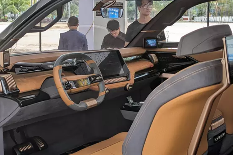 Thiết kế gọn gàng của xe sẽ được tối ưu không gian nhờ khoang chứa có thể mở rộng linh hoạt, thông qua tính năng gập tự động của kính chắn gió và hàng ghế sau, giúp tăng chiều dài khoang chứa từ 1.524 đến 2.438 mm. (Chiều dài thùng hàng của một chiếc bán tải cỡ trung là khoảng 1.500 mm).