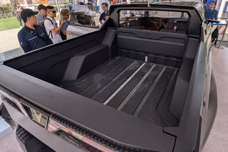 Thiết kế của VF Wild là sản phẩm của sự hợp tác giữa VinFast và Công ty thiết kế Gomotiv (Úc), thành quả của hơn 8.000 giờ nghiên cứu và phát triển, với sự tham gia của nhiều nhà thiết kế hàng đầu.