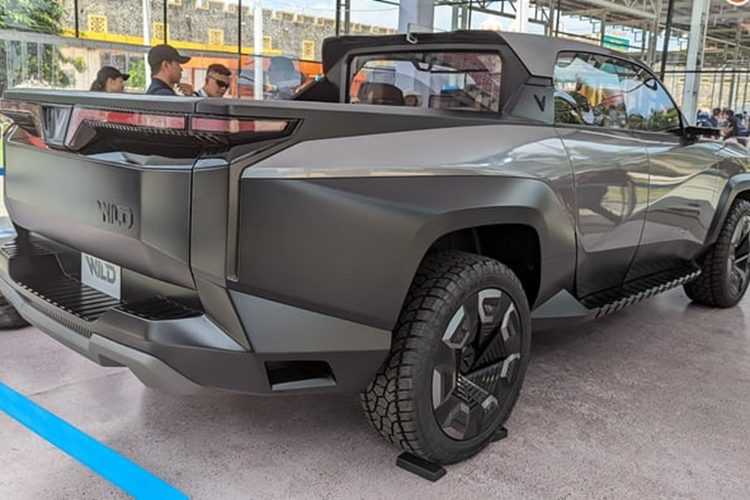 Vô lăng 2 chấu nhưng to bản và chắc chắn, màn hình trung tâm hướng vào người lái, màn hình lái và màn hình thông tin dạng LED mỏng nối liền màn hình trung tâm và trải rộng theo chiều ngang khoang lái như xe sang. Hàng ghế sau có cả 2 màn hình giải trí trên tựa đầu. VF Wild cũng được tích hợp cửa sổ trời toàn cảnh.