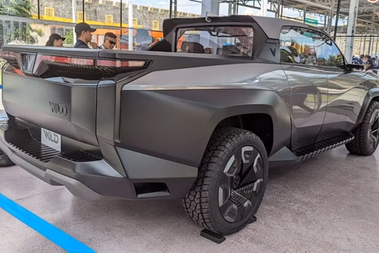 Vô lăng 2 chấu nhưng to bản và chắc chắn, màn hình trung tâm hướng vào người lái, màn hình lái và màn hình thông tin dạng LED mỏng nối liền màn hình trung tâm và trải rộng theo chiều ngang khoang lái như xe sang. Hàng ghế sau có cả 2 màn hình giải trí trên tựa đầu. VF Wild cũng được tích hợp cửa sổ trời toàn cảnh.