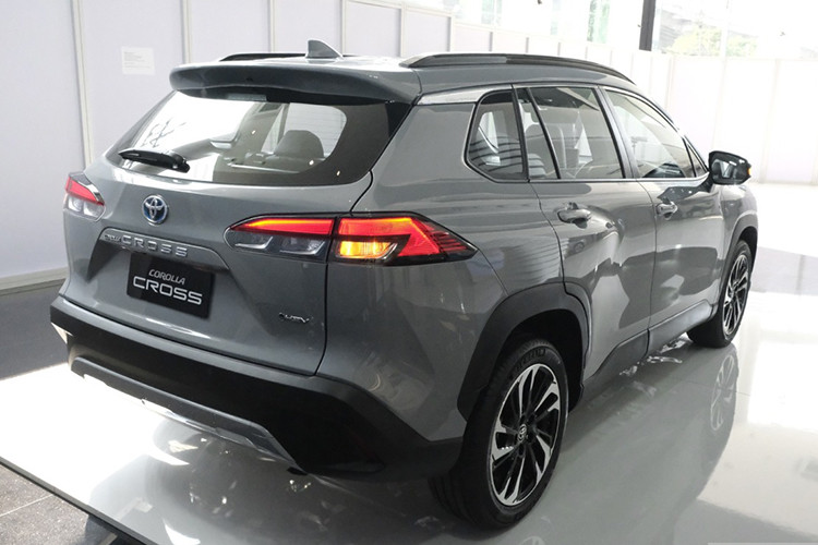 Mẫu xe SUV Toyota Corolla Cross 2024 vừa được ra mắt vào ngày 9/2 vừa qua tại thị trường Thái Lan. Đây là bản nâng cấp đầu tiên sau ba năm bán ra trên toàn cầu của mẫu CUV cỡ B+.