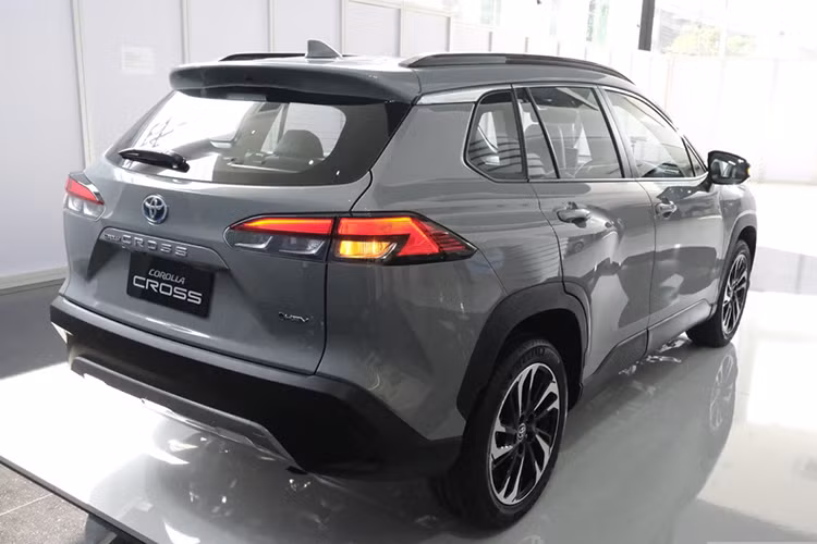 Mẫu xe SUV Toyota Corolla Cross 2024 vừa được ra mắt vào ngày 9/2 vừa qua tại thị trường Thái Lan. Đây là bản nâng cấp đầu tiên sau ba năm bán ra trên toàn cầu của mẫu CUV cỡ B+.