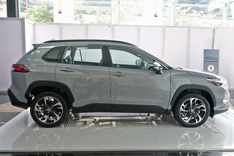 Ở phía sau, cụm đèn hậu LED có thiết kế mảnh mai hơn bản cũ. Nội thất Toyota Corolla Cross 2024 được bổ sung tùy chọn màu nội thất mới là Dark Rose (đen phối hồng đậm), bên cạnh màu đen tiêu chuẩn.