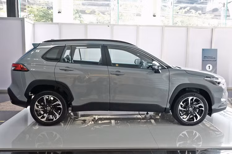 Ở phía sau, cụm đèn hậu LED có thiết kế mảnh mai hơn bản cũ. Nội thất Toyota Corolla Cross 2024 được bổ sung tùy chọn màu nội thất mới là Dark Rose (đen phối hồng đậm), bên cạnh màu đen tiêu chuẩn.