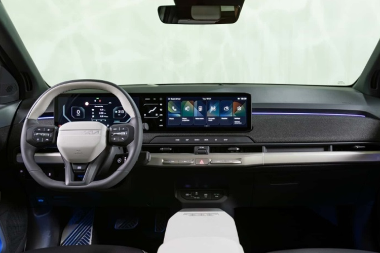 Ngoài cấu hình tiêu chuẩn, Kia EV3 hoàn toàn mới còn được hé lộ luôn bản GT-Line thể thao với cản trước/sau cá tính hơn đi kèm mâm hợp kim khác biệt. Với khung bảo vệ gầm xe in 3D phẳng và thiết kế tối ưu khí động học, hệ số lực cản không khí của mẫu CUV điện chỉ 0.267 cd.