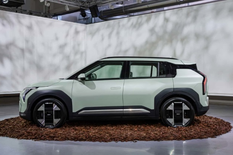 Bản gói pin lớn hỗ trợ sạc nhanh DC từ 10% lên 80% chỉ trong 31 phút với bộ sạc 128 kW. Kia EV3 sẽ bắt đầu bán ra tại thị trường Hàn Quốc từ tháng 7, sau đó tiệp tục được mở bán ở các thị trường khác như Châu Âu và Mỹ vào nửa cuối 2024.