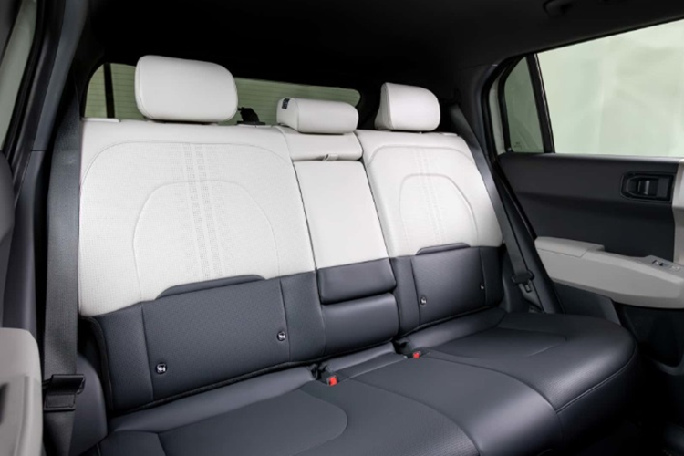 Kia EV3 được phát triển dựa trên khung gầm E-GMP giống các đàn anh EV6 hay EV9, tuy nhiên cấu trúc sạc chỉ là 400V thay vì 800V để tiết kiệm chi phí. Hiện tại, cung cấp sức mạnh cho xe là một mô-tơ điện duy nhất có công suất 201 mã lực, mô-men xoắn 283 Nm.