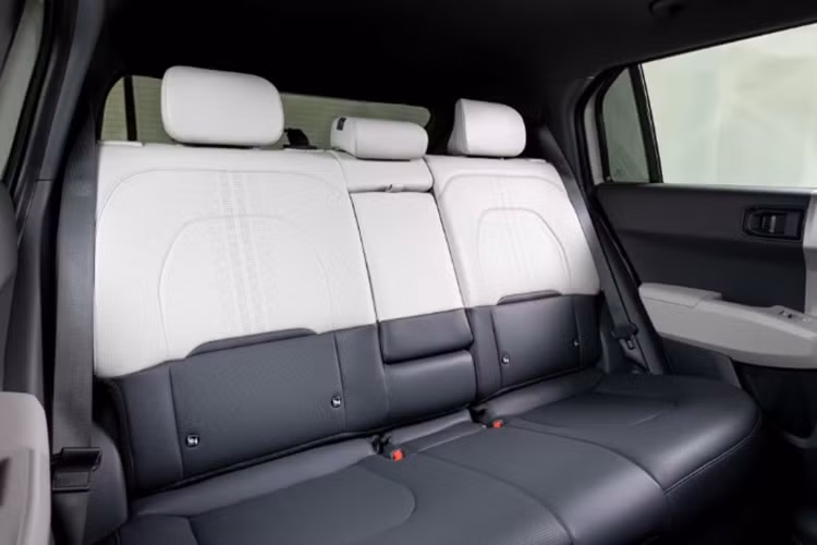 Kia EV3 được phát triển dựa trên khung gầm E-GMP giống các đàn anh EV6 hay EV9, tuy nhiên cấu trúc sạc chỉ là 400V thay vì 800V để tiết kiệm chi phí. Hiện tại, cung cấp sức mạnh cho xe là một mô-tơ điện duy nhất có công suất 201 mã lực, mô-men xoắn 283 Nm.