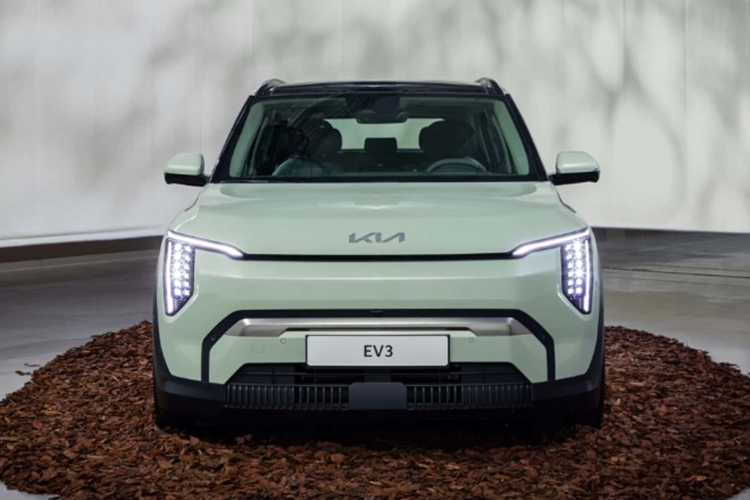 Về thiết kế, SUV điện Kia EV3 mang dáng dấp hiện đại, cá tính với nhiều góc cạnh và hình khối hơn "đàn anh" EV5 hay EV9. Đầu xe gây ấn tượng với cụm đèn LED được thiết kế khá giống “người anh em” EV5 trong khi phía sau xe lại có đèn hậu LED thiết kế mảnh theo dạng dòng chảy sang hai bên làm nổi bật chiều rộng của xe.