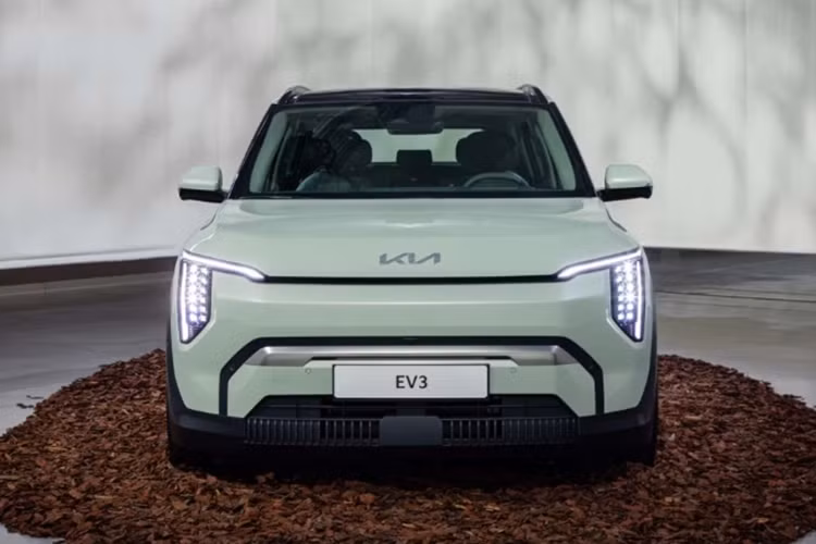 Về thiết kế, SUV điện Kia EV3 mang dáng dấp hiện đại, cá tính với nhiều góc cạnh và hình khối hơn "đàn anh" EV5 hay EV9. Đầu xe gây ấn tượng với cụm đèn LED được thiết kế khá giống “người anh em” EV5 trong khi phía sau xe lại có đèn hậu LED thiết kế mảnh theo dạng dòng chảy sang hai bên làm nổi bật chiều rộng của xe.