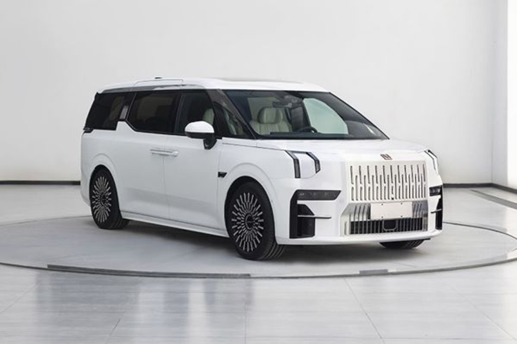 Khi được sạc đầy, bản một động cơ sẽ cho phạm vi hoạt động lên tới 740 km theo tiêu chuẩn CLTC, trong khi bản 2 động cơ cho phạm vi hoạt động 702 km. Xe còn có tùy chọn dung lượng pin 140 kWh giúp tăng phạm vi hoạt động lên tới 900 km, nhưng sẽ chuyển sang hệ thống điện áp cao 400V thay vì mặc định 800V.