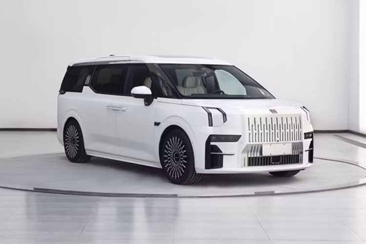 Khi được sạc đầy, bản một động cơ sẽ cho phạm vi hoạt động lên tới 740 km theo tiêu chuẩn CLTC, trong khi bản 2 động cơ cho phạm vi hoạt động 702 km. Xe còn có tùy chọn dung lượng pin 140 kWh giúp tăng phạm vi hoạt động lên tới 900 km, nhưng sẽ chuyển sang hệ thống điện áp cao 400V thay vì mặc định 800V.