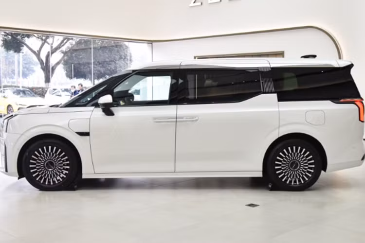 Zeekr 009 là mẫu MPV đầu tiên trên thế giới được trang bị lưới tản nhiệt thông minh, có thể thay đổi thiết kế theo các tình huống khác nhau. Ở lần nâng cấp giữa vòng đời mới nhất, xe còn được trang bị thêm cảm biến LiDAR gắn trên nóc.