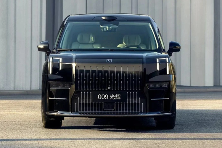 Cả hai tùy chọn động cơ đều được trang bị pin niken mangan coban (NMC) 108 kWh có hỗ trợ sạc nhanh từ trạng thái sạc 10-80% chỉ trong 11,5 phút nhờ kiến trúc 800V. Đây được coi là sạc 5C, với chữ “C” cho biết số lần pin có thể được sạc trong một giờ.