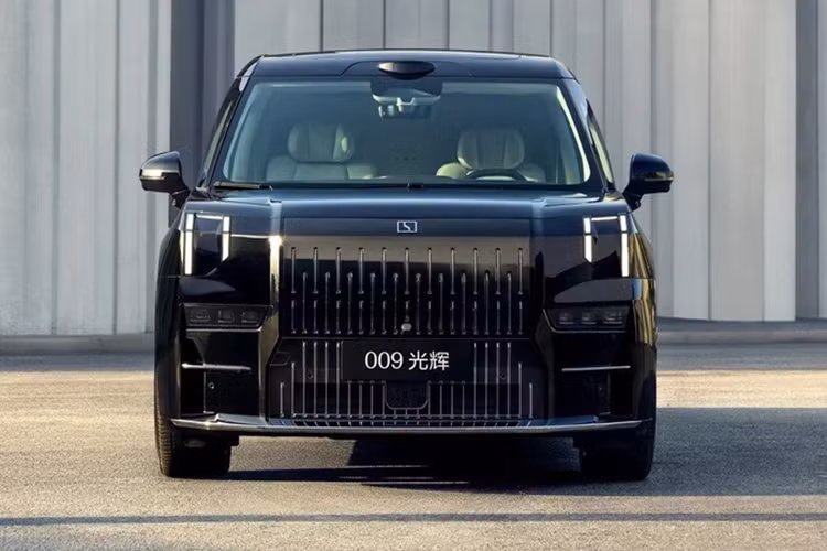 Cả hai tùy chọn động cơ đều được trang bị pin niken mangan coban (NMC) 108 kWh có hỗ trợ sạc nhanh từ trạng thái sạc 10-80% chỉ trong 11,5 phút nhờ kiến trúc 800V. Đây được coi là sạc 5C, với chữ “C” cho biết số lần pin có thể được sạc trong một giờ.