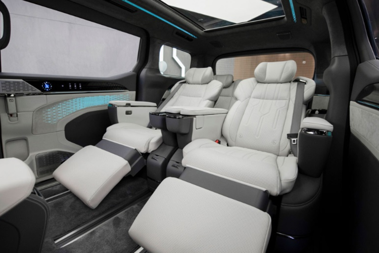 Cả hai màn hình đều được tích hợp chip Qualcomm Snapdragon 8295 mang theo các tính năng AI nâng cao. Trang bị này giúp dự đoán yêu cầu của người dùng dựa trên thói quen của họ. Xe có ghế hành khách có thể chỉnh điện 12 hướng và hỗ trợ massage.