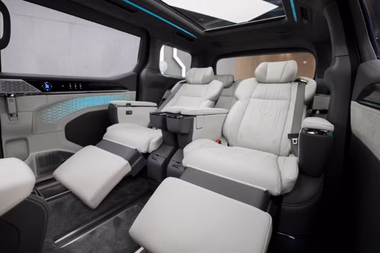 Cả hai màn hình đều được tích hợp chip Qualcomm Snapdragon 8295 mang theo các tính năng AI nâng cao. Trang bị này giúp dự đoán yêu cầu của người dùng dựa trên thói quen của họ. Xe có ghế hành khách có thể chỉnh điện 12 hướng và hỗ trợ massage.