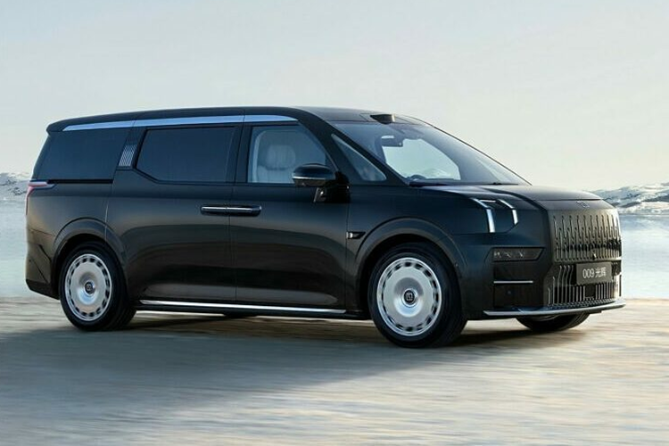 Không rõ khi về Việt Nam mẫu minivan này sẽ có giá ra sao? Tại thị trường Trung Quốc, mức giá xe Zeekr 009 2025 có mức bán ra bán dao động từ 439.000 - 469.000 nhân dân tệ (khoảng 1,529 - 1,633 tỷ đồng).