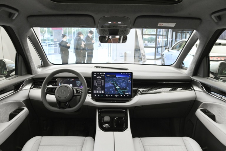 Phía đuôi xe, Zeekr 009 2025 được trang bị đèn hậu dạng xuyên suốt với 402 bóng LED và logo ZEEKR ở giữa. Đèn phanh lắp trên cao và cánh gió trên mui tăng thêm vẻ thể thao cho xe.