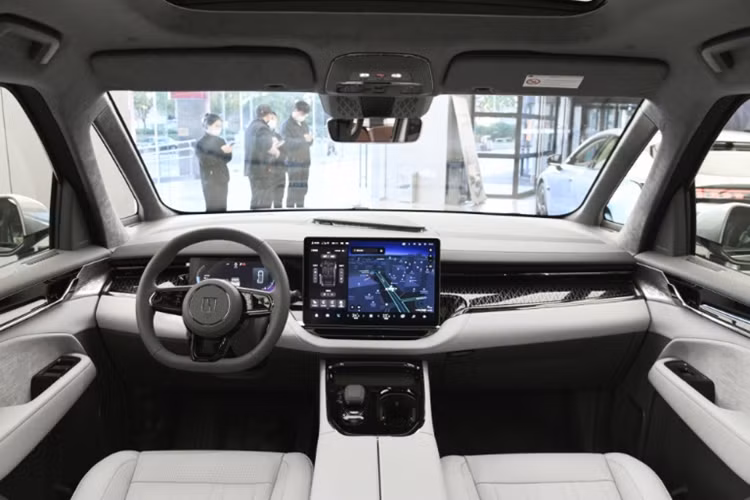 Phía đuôi xe, Zeekr 009 2025 được trang bị đèn hậu dạng xuyên suốt với 402 bóng LED và logo ZEEKR ở giữa. Đèn phanh lắp trên cao và cánh gió trên mui tăng thêm vẻ thể thao cho xe.