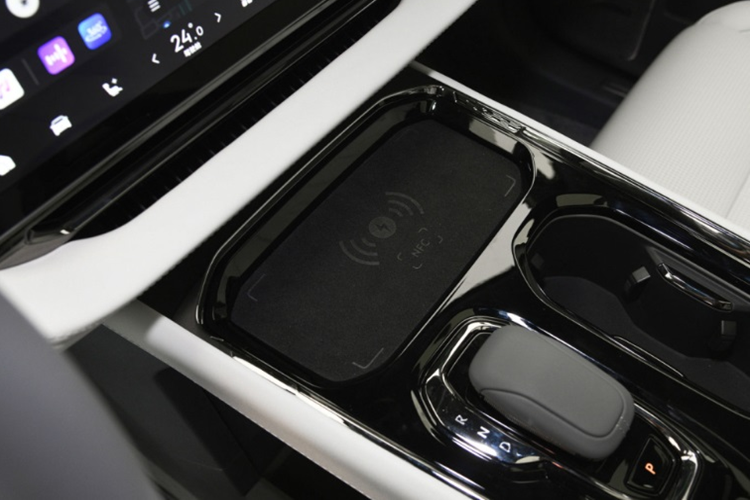 Màn hình giải trí ở phía trước giờ đây đã được sửa đổi thành màn hình OLED 15,05 inch với độ phân giải 2,5K. Màn hình gắn trên trần dành cho hành khách phía sau cũng được thay đổi thành màn hình OLED 17 inch với độ phân giải 3K và tốc độ làm mới 90Hz.