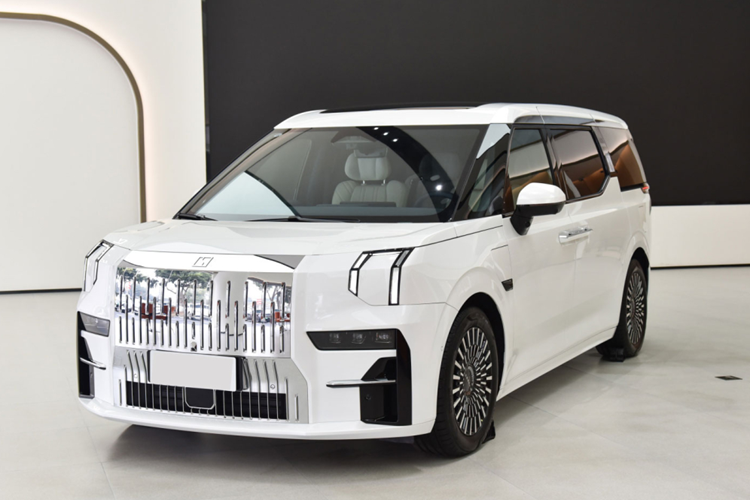 Thứ hai vẫn là động cơ kép cho công suất 778 mã lực và mô men xoắn 810 Nm. Động cơ đi cùng hệ dẫn động 4 bánh toàn thời gian giúp xe có thể tăng tốc 0-100km/h trong 3,9 giây và cũng đạt tốc độ tối đa 230 km/h.