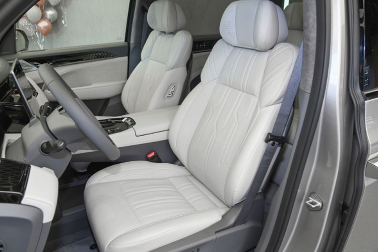 Bên trong cabin, Zeekr 009 2025 không chỉ có thiết kế chỗ ngồi tiêu chuẩn kiểu 2+2+2 hoặc 4 chỗ ở dạng Grand siêu sang mà ở phiên bản nâng cấp giữa vòng đời mới nhất xe còn được bổ sung phiên bản 7 chỗ. Khoang lái của xe vẫn được bố trí hình chữ T truyền thống với cụm đồng hồ kỹ thuật số 10,25 inch. 