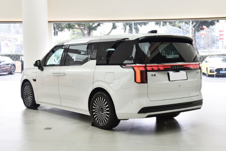 Mỗi ghế đều được trang bị loa tựa đầu Yamaha. Bên cạnh đó, Zeekr 009 2025 còn có một số trang bị tiện ích khác như: điều khiển từ xa bằng điện thoại di động, cập nhật OTA, nhận diện khuôn mặt, sạc không dây, đèn viền nội thất và màn hình điều khiển hàng ghế thứ hai đặt trên cửa trượt điện.