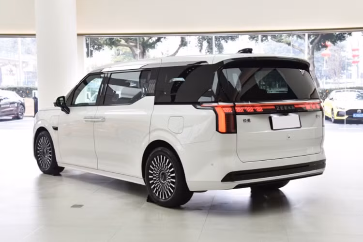 Mỗi ghế đều được trang bị loa tựa đầu Yamaha. Bên cạnh đó, Zeekr 009 2025 còn có một số trang bị tiện ích khác như: điều khiển từ xa bằng điện thoại di động, cập nhật OTA, nhận diện khuôn mặt, sạc không dây, đèn viền nội thất và màn hình điều khiển hàng ghế thứ hai đặt trên cửa trượt điện.