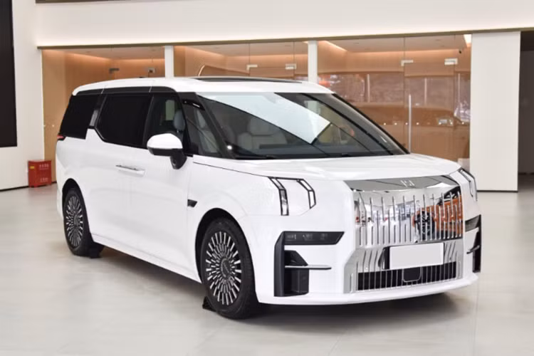 Mẫu xe MPV Zeekr 009 2025 được phát triển dựa trên khung gầm của chiếc Volvo EM90 với chiều dài x rộng x cao lần lượt là 5.217 x 2.024 x 1.812 (mm), trục cơ sở ở mức 3.205 mm. Phần đầu xe gây ấn tượng với lưới tản nhiệt khép kín tạo hình kiểu thác nước thẳng đi cùng đèn pha kiểu dáng hình chữ U ngược.