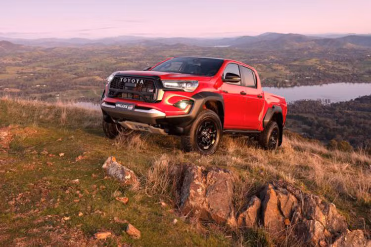 Hãng xe Toyota đang nỗ lực không ngừng để đảm bảo rằng phiên bản Hilux thế hệ mới này sẽ không chỉ kế thừa những ưu điểm của các phiên bản trước mà còn vượt qua các tiêu chuẩn mới về cả hiệu suất và bảo vệ môi trường.