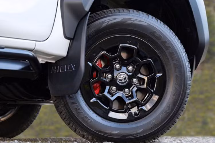 Điểm nổi bật của động cơ 2.0L tăng áp mới này không chỉ nằm ở công suất mạnh mẽ mà còn ở hiệu suất nhiệt cao hơn tới 30% so với các động cơ trước đây. Điều này giúp giảm thiểu lượng khí thải CO2, phù hợp với xu hướng bảo vệ môi trường và đáp ứng các tiêu chuẩn khí thải ngày càng khắt khe trên toàn cầu.