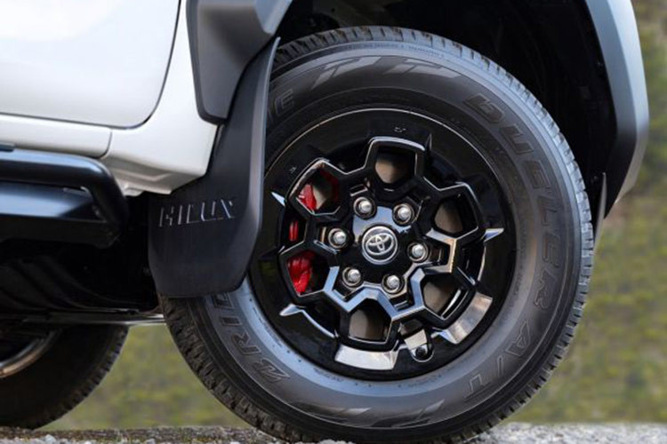 Điểm nổi bật của động cơ 2.0L tăng áp mới này không chỉ nằm ở công suất mạnh mẽ mà còn ở hiệu suất nhiệt cao hơn tới 30% so với các động cơ trước đây. Điều này giúp giảm thiểu lượng khí thải CO2, phù hợp với xu hướng bảo vệ môi trường và đáp ứng các tiêu chuẩn khí thải ngày càng khắt khe trên toàn cầu.