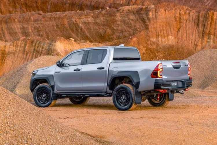 Bên cạnh thiết kế, một điểm nhấn lớn của Toyota Hilux thế hệ mới chính là động cơ 2.0L 4 xy-lanh tăng áp, dự kiến sẽ thay thế cho các động cơ truyền thống. Động cơ này có khả năng tạo ra công suất lên đến 300 mã lực, một con số đáng kinh ngạc đối với một mẫu xe bán tải. Đây là một bước tiến quan trọng, không chỉ giúp Hilux đạt hiệu suất cao trên các địa hình khó mà còn hỗ trợ xe trong việc chinh phục các cung đường đô thị.