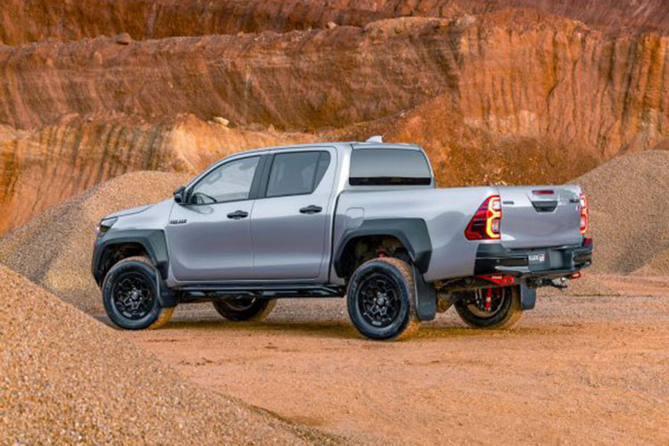 Bên cạnh thiết kế, một điểm nhấn lớn của Toyota Hilux thế hệ mới chính là động cơ 2.0L 4 xy-lanh tăng áp, dự kiến sẽ thay thế cho các động cơ truyền thống. Động cơ này có khả năng tạo ra công suất lên đến 300 mã lực, một con số đáng kinh ngạc đối với một mẫu xe bán tải. Đây là một bước tiến quan trọng, không chỉ giúp Hilux đạt hiệu suất cao trên các địa hình khó mà còn hỗ trợ xe trong việc chinh phục các cung đường đô thị.