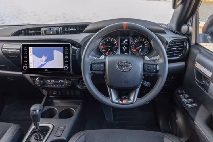 Hệ thống khung gầm, mặc dù được giữ nguyên để duy trì độ bền và tính an toàn nhưng có thể là điểm hạn chế đối với những khách hàng mong muốn một nền tảng vững chắc hơn để cải thiện khả năng vận hành trên các địa hình phức tạp.