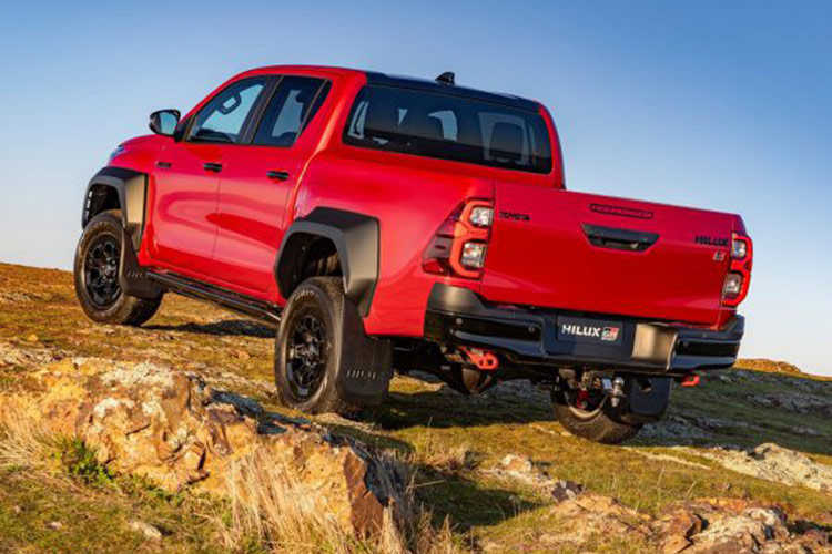 Tuy nhiên, với động cơ 2.0L mạnh mẽ và thiết kế cải tiến, Hilux thế hệ mới vẫn hứa hẹn là một trong những lựa chọn hàng đầu cho khách hàng tìm kiếm một chiếc xe bán tải đáng tin cậy, mạnh mẽ và thân thiện với môi trường.