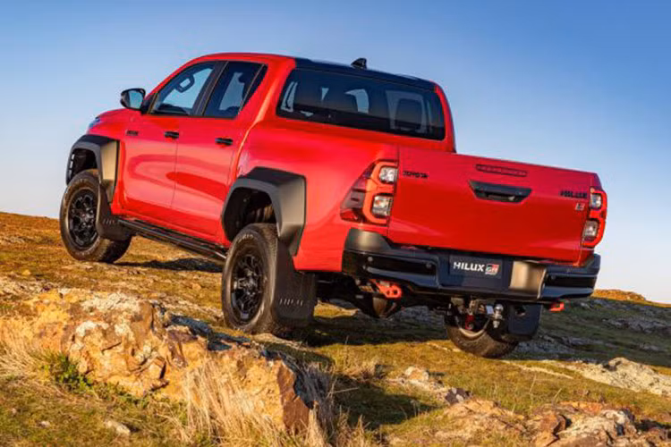 Tuy nhiên, với động cơ 2.0L mạnh mẽ và thiết kế cải tiến, Hilux thế hệ mới vẫn hứa hẹn là một trong những lựa chọn hàng đầu cho khách hàng tìm kiếm một chiếc xe bán tải đáng tin cậy, mạnh mẽ và thân thiện với môi trường.